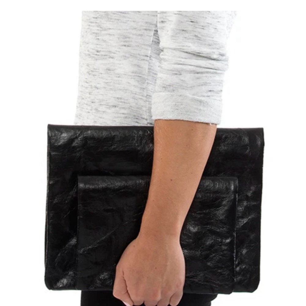 Uashamama Black Metallic Clutch